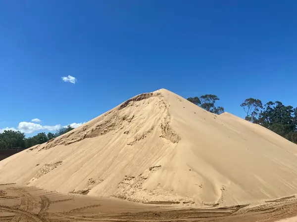 Monte de areia no depósito do Areial Santa Cruz