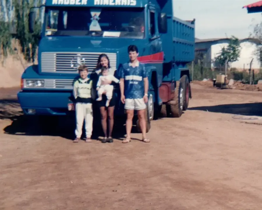 Caminhão do Areial Santa Cruz nos primeiros anos da empresa, com a família no pátio